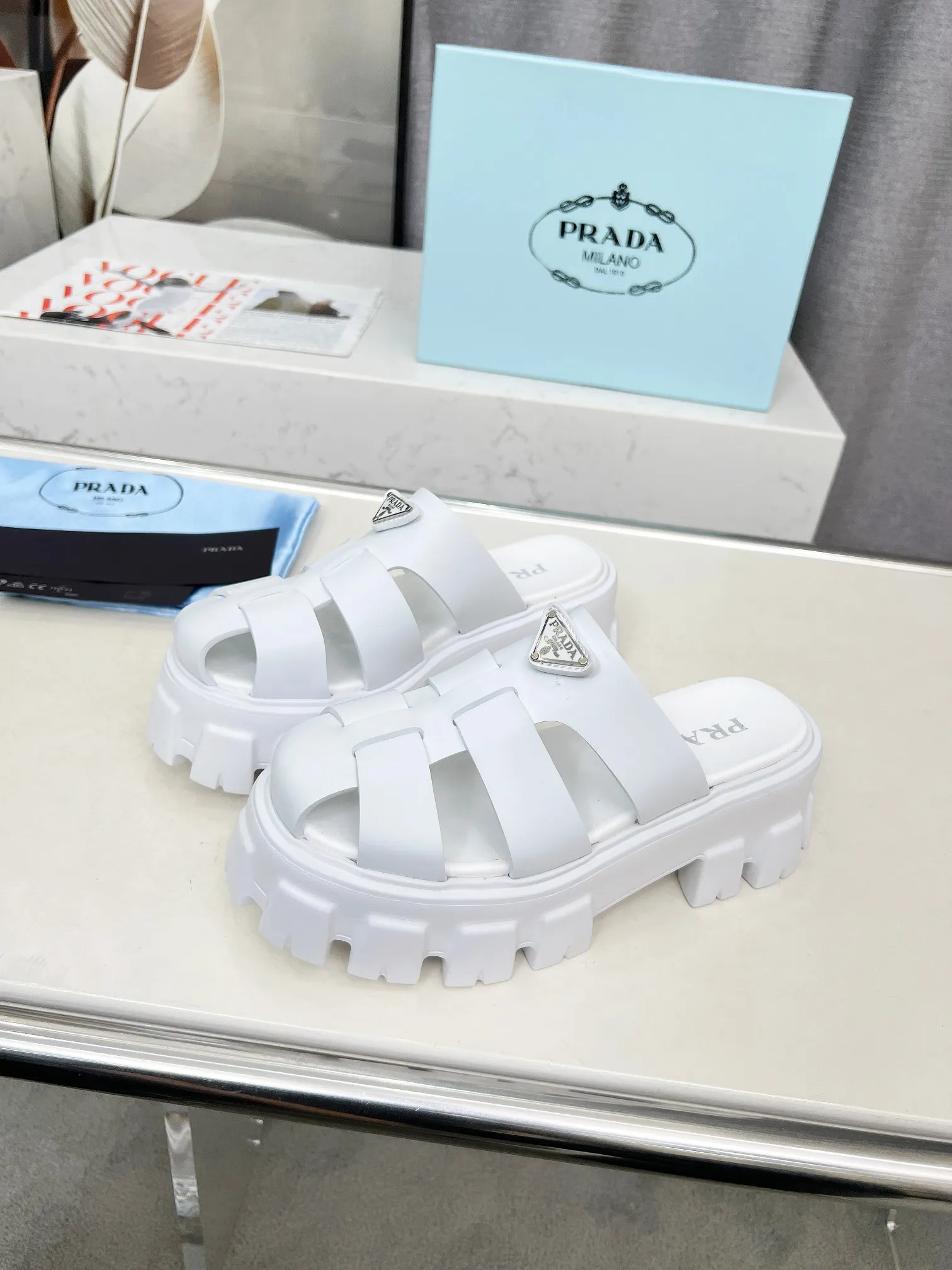 👟👟Ex-factory price 460👟👟 prada Roman shoes will definitely make you fall in love with them! The latest spring and summer sawtooth Roman braided thick-soled sandals E64, retro, fashionable and avant-garde gear teeth, 55mm thick-soled soles and uppers, making the whole pair of shoes light and comfortable. Bright colors, a variety of choices to satisfy fashionable people of different styles! The iconic metal triangle logo is paired with the shape of ancient beach sandals. Every design element is fashionable! Color: black and white Size: 35-41